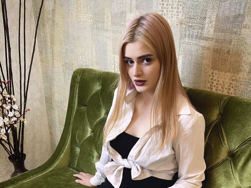 DanielaWiggins's live cam