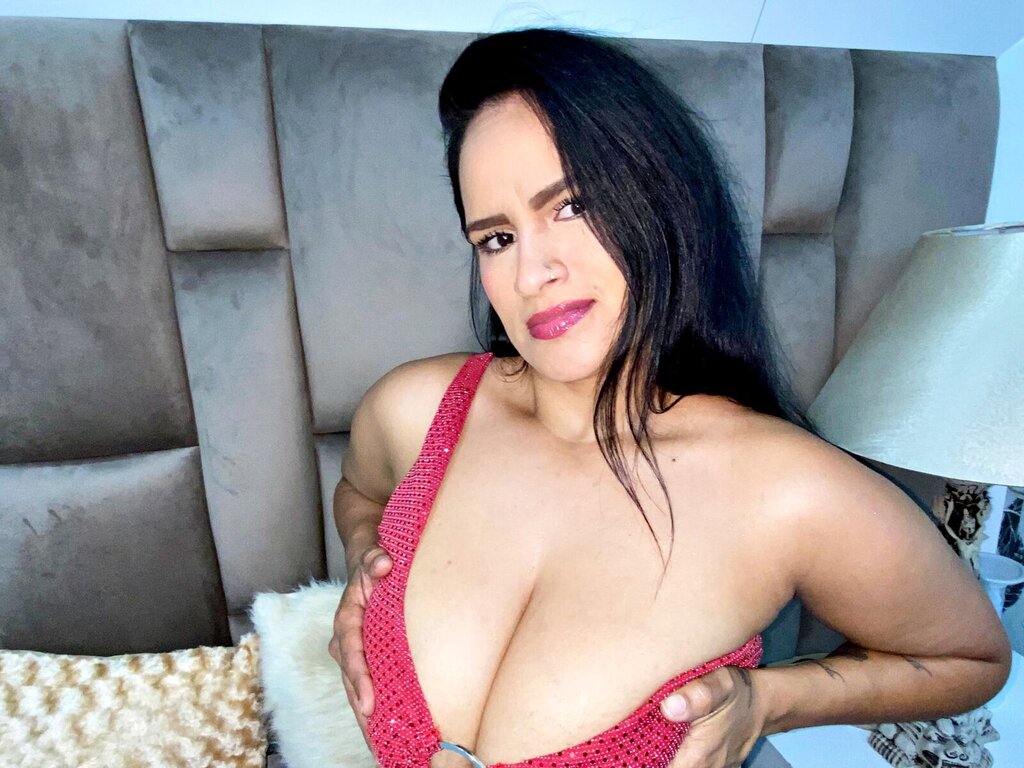 ElizaMaserati's live cam
