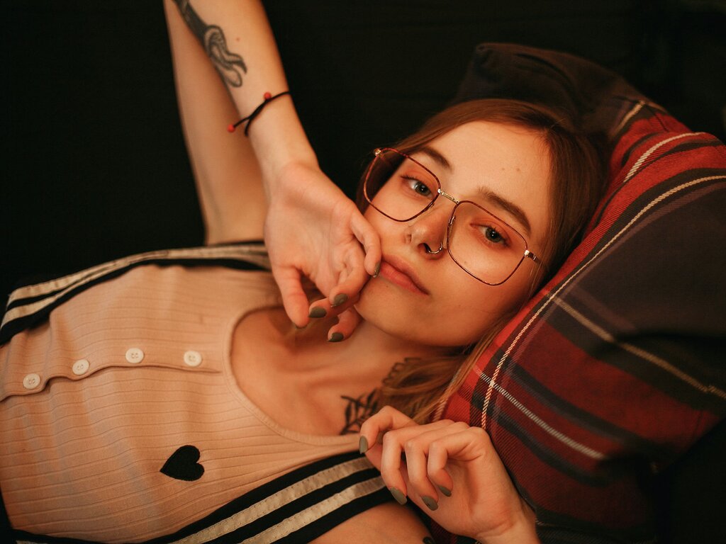HelenShyGirl's live cam