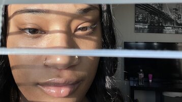 LightHoneyLuv's live cam