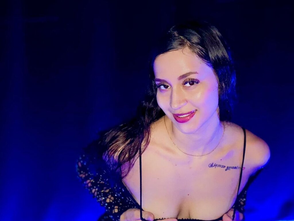 LucianaStrong's live cam