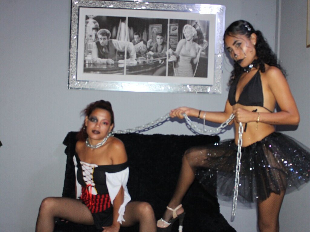 LunaAndAnahy's live cam