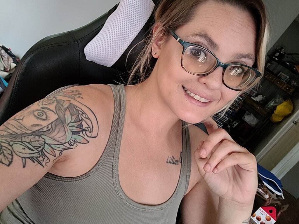 Naughtytattoomom's live cam
