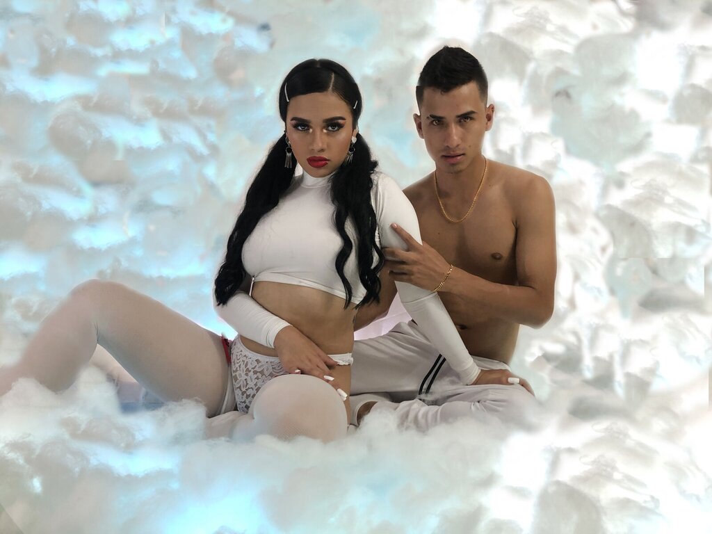 ScarlettAndAlejo's live cam